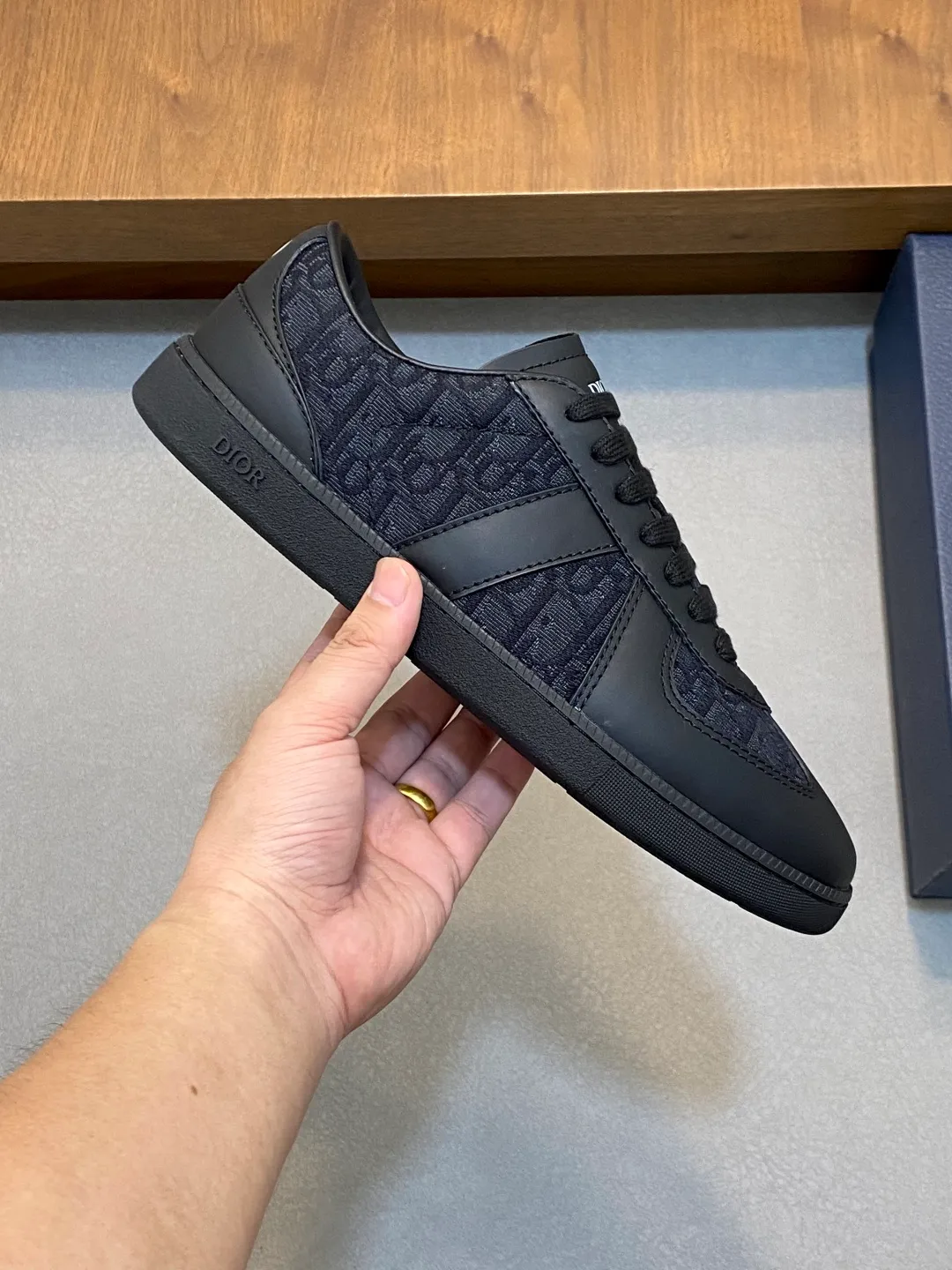 Men's Men's Shoes💰420 [New Style]🍿🍿Dior Dior Size: 38-44 (45 customized) 2025 new Dior B01 top version of moral training shoes! ! ! Made of white and brown first-layer cowhide, paired with white high-mercerized smooth suede, the upper is fully oiled and the original TPU molded outsole. New to the Fall 2025 collection, this sneaker marks the return of Dior’s classic style, reinterpreted in a stylish and elegant silhouette. Crafted from brown and white smooth first-grain cowhide, it's decorated with white high-mercerized cow suede splicing to enhance the style. Lined in tonal silk sheepskin, the shoe is finished with the Dior logo on the tongue and inner sides, and the CD icon on the heel. Paired with amber Tpu non-slip soles, it can be matched with various styles to create a sophisticated look.